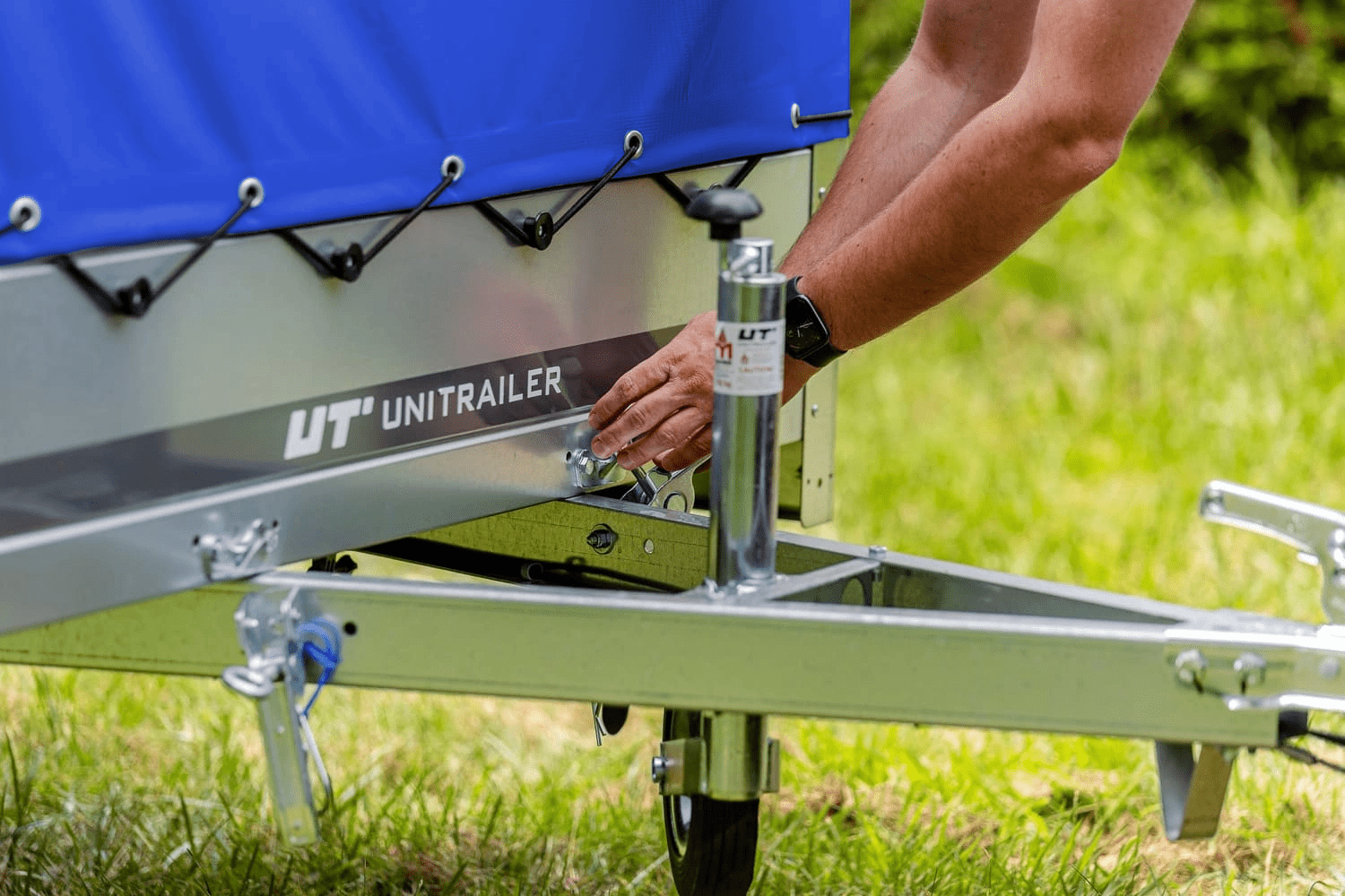 Auto Anhänger 230x125 Garden Trailer 230 KIPP Unitrailer 750 kg mit Stützrad, blauer Hochplane und Hochspriegel